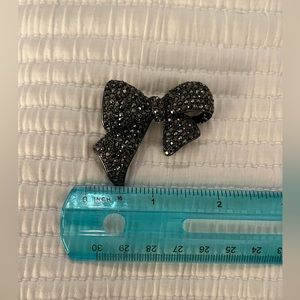 Talbots pace black stones bow pin.